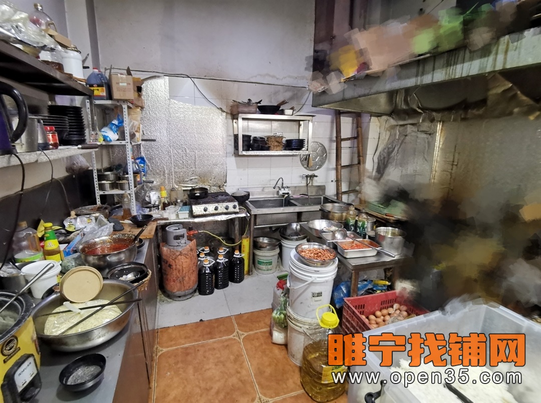 睢宁中国城北门附近营业中小吃店不转